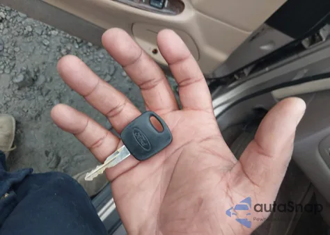 1998 Lincoln Town Car Signature z USA, uszkodzony, nr VIN 1LNFM82W2WY612236